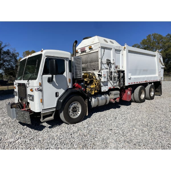 2016 PETERBILT 320 Garbage / Sanitation Truck