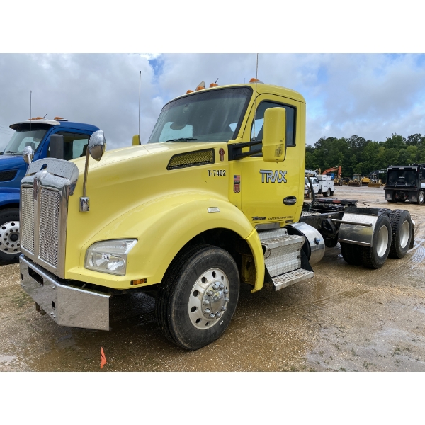2016 KENWORTH T880 Day Cab Truck