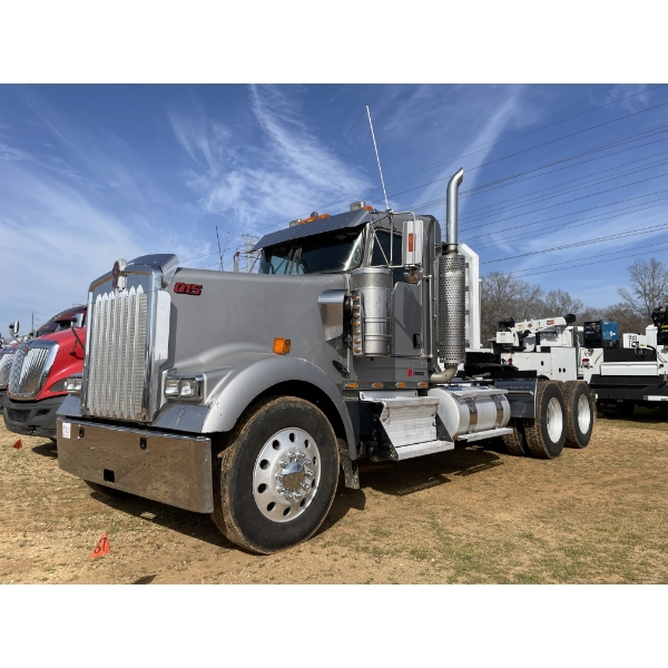 2015 KENWORTH W900L Day Cab Truck