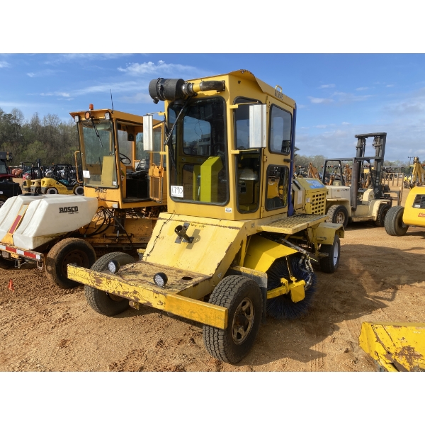 2013 SUPERIOR DT80J Broom