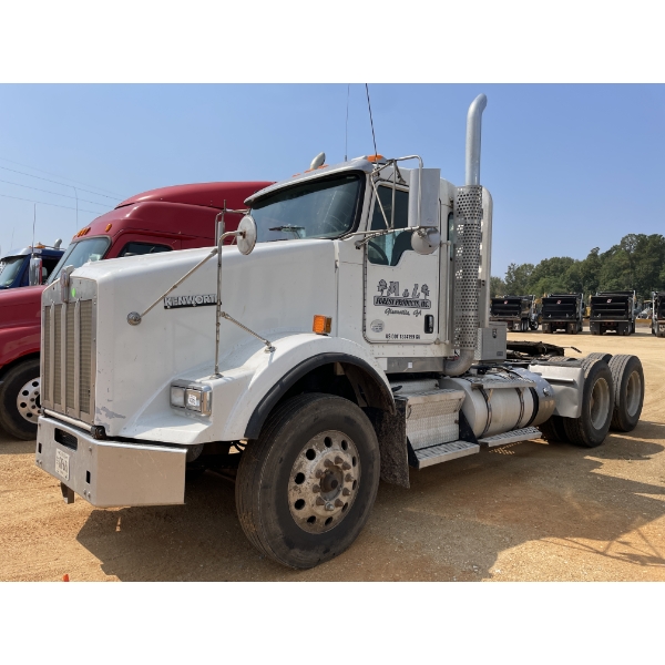 2014 KENWORTH T800 Day Cab Truck