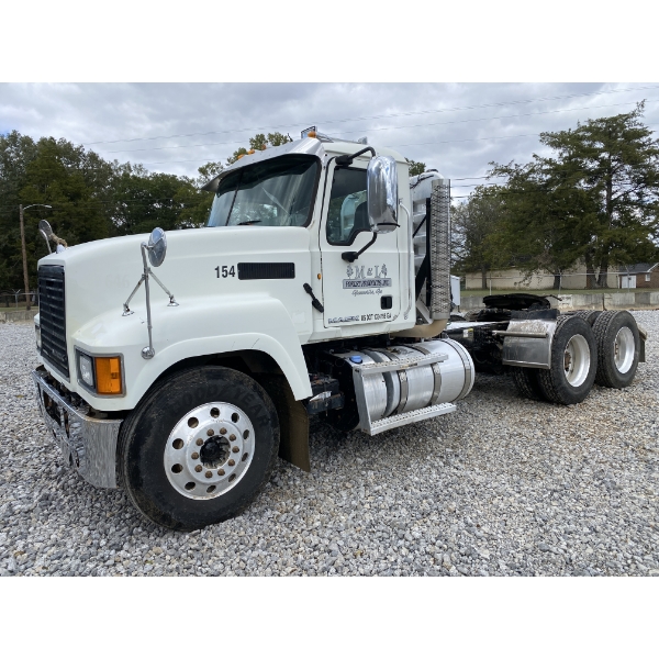 2015 MACK CHU613 Day Cab Truck