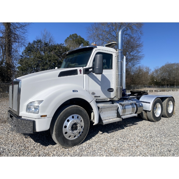 2017 KENWORTH T880 Day Cab Truck
