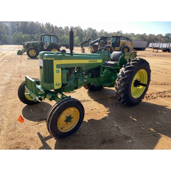 JOHN DEERE 420 Farm Tractor