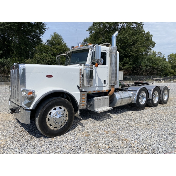 2010 PETERBILT 389 Day Cab Truck