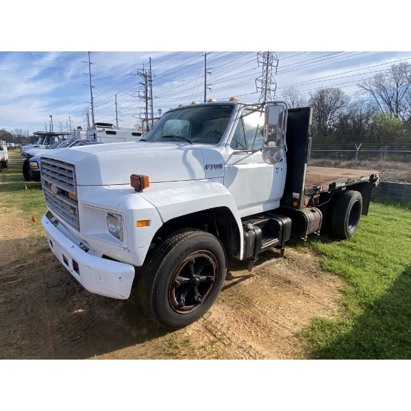 1991 FORD F700 Flatbed Truck