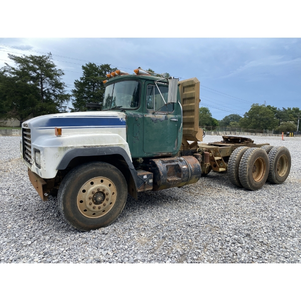 1999 MACK RD690S Day Cab Truck
