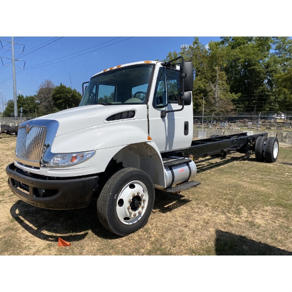 2015 INTERNATIONAL 4300 Cab and Chassis Truck