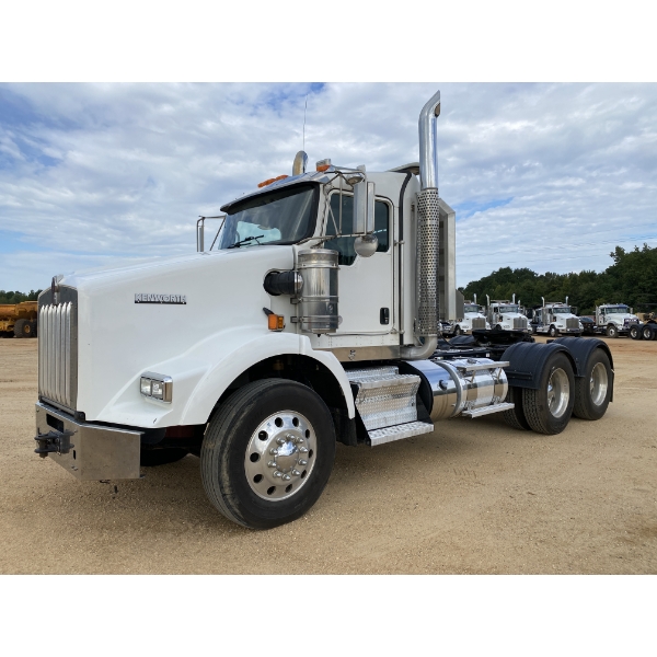 2016 KENWORTH T800 Day Cab Truck