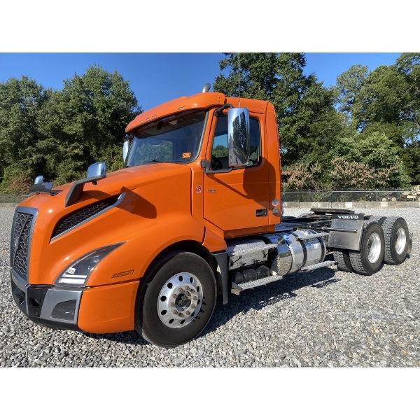 2020 VOLVO VNL64T Day Cab Truck