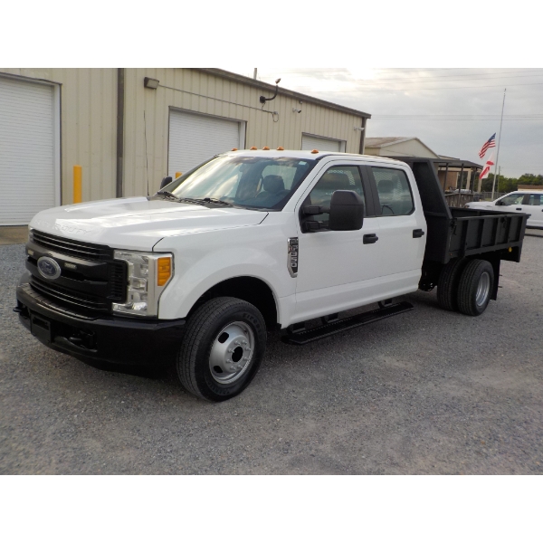 2017 FORD F350 XL Flatbed Truck