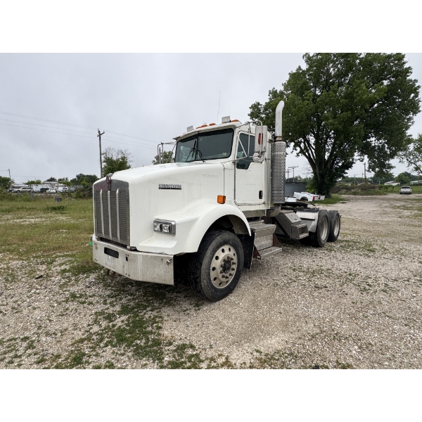 2005 KENWORTH T800 Day Cab Truck