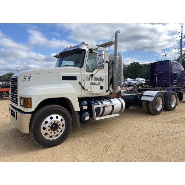 2019 MACK PI64T Day Cab Truck