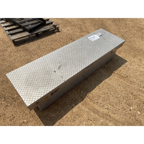 ALUM DIAMOND PLATE PICKUP TOOL BOX