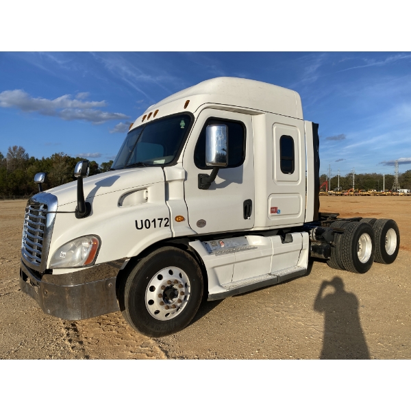 2016 FREIGHTLINER CASCADIA 113 Sleeper Truck