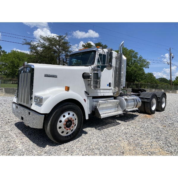 2018 KENWORTH W900 Day Cab Truck