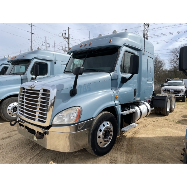 2013 FREIGHTLINER CASCADIA Sleeper Truck