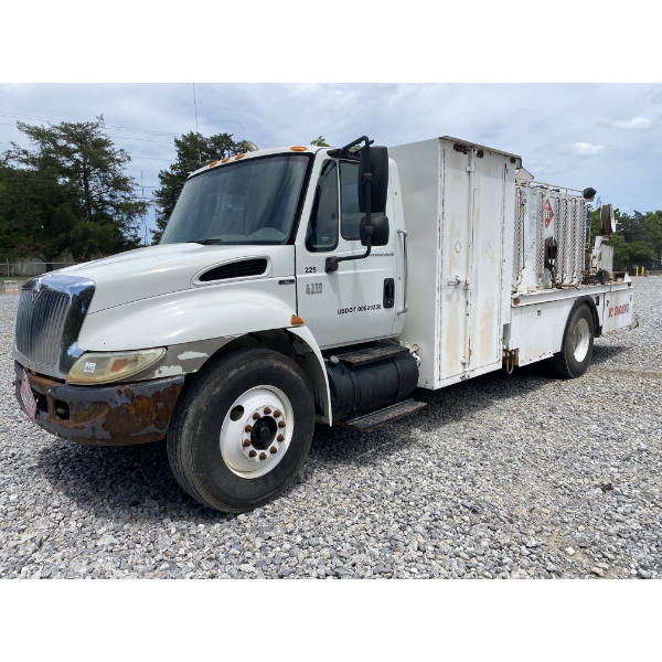 2007 INTERNATIONAL 4300 Fuel / Lube Truck