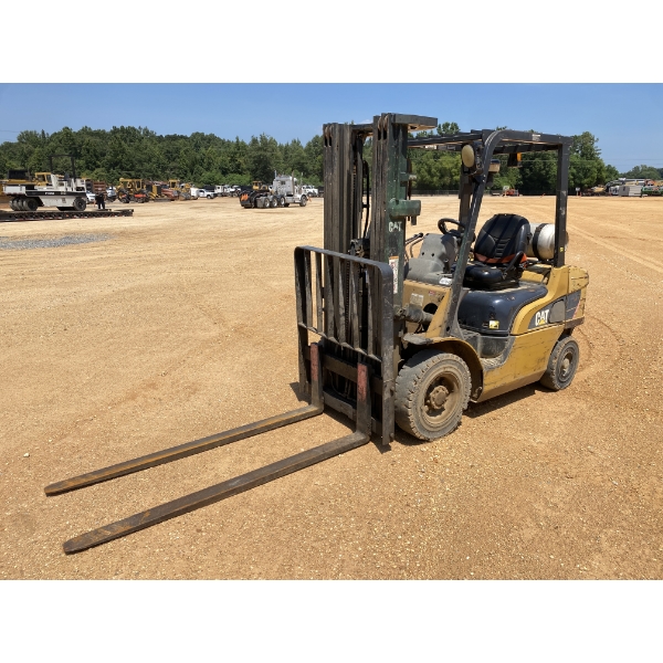 2011 CAT 5000 Forklift - Mast