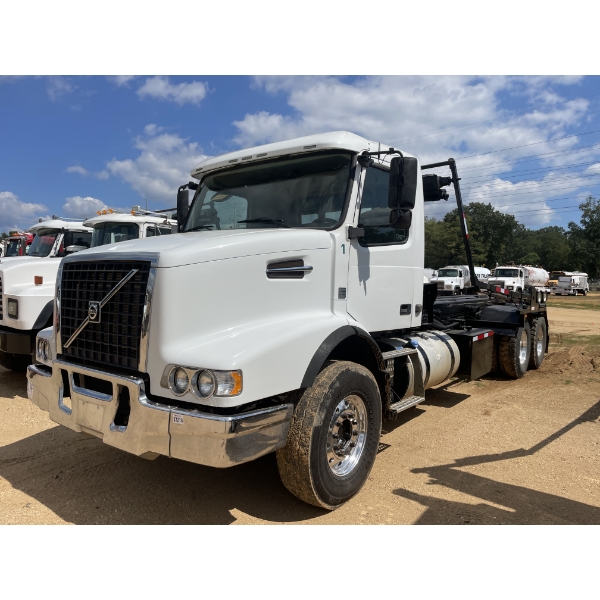 2014 VOLVO  Roll Off Truck