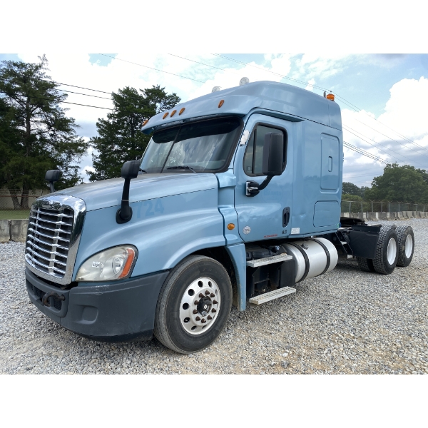 2014 FREIGHTLINER CASCADIA Sleeper Truck