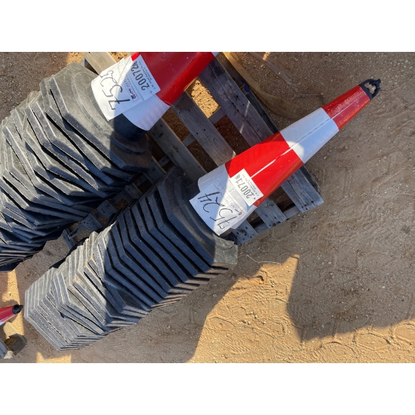 (25) SAFETY CONES