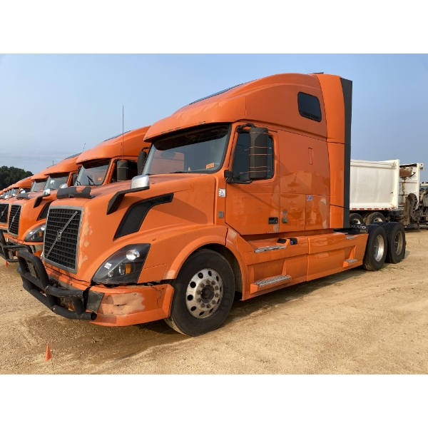 2015 VOVLO VNL64T Sleeper Truck