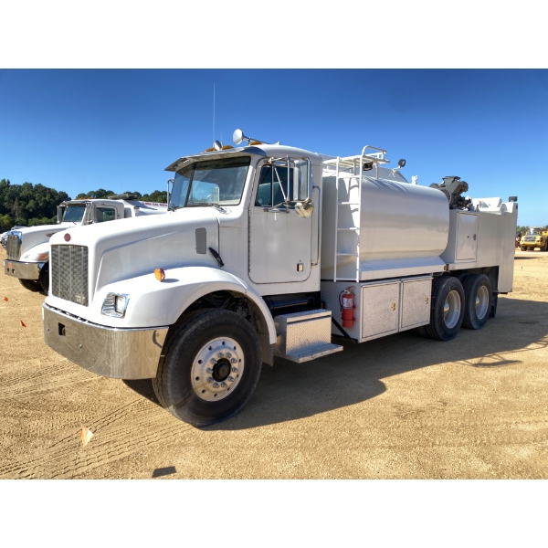 2004 PETERBILT 330 Fuel / Lube Truck