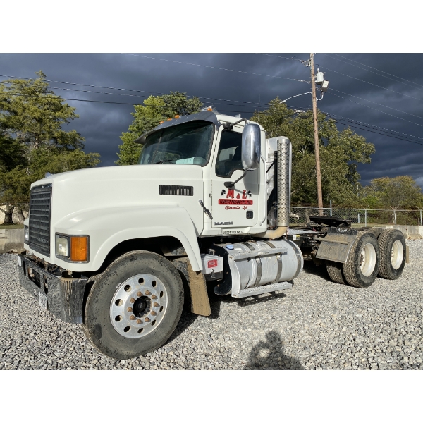 2015 MACK CHU613 Day Cab Truck