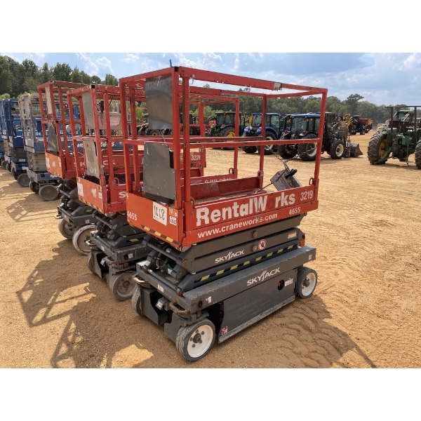 2015 SKYJACK SJ-III 3219 Scissor Lift
