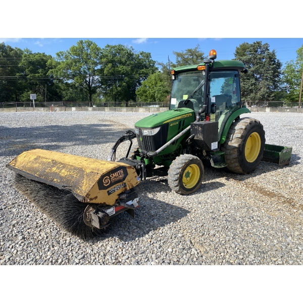 2019 JOHN DEERE 4052R Broom