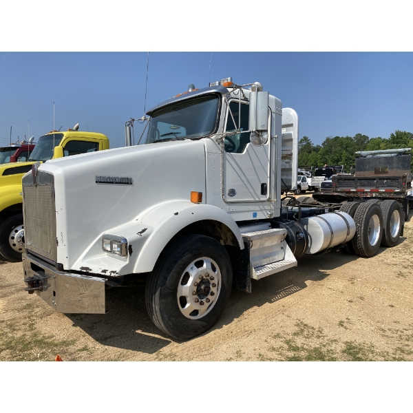 2015 KENWORTH T800 Day Cab Truck