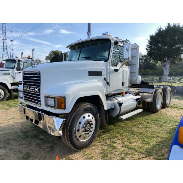2004 MACK CHU613 Day Cab Truck