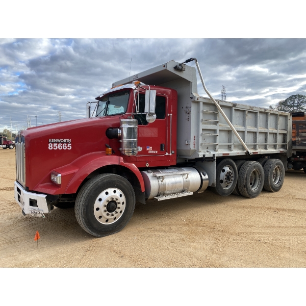 2017 KENWORTH T800 Dump Truck