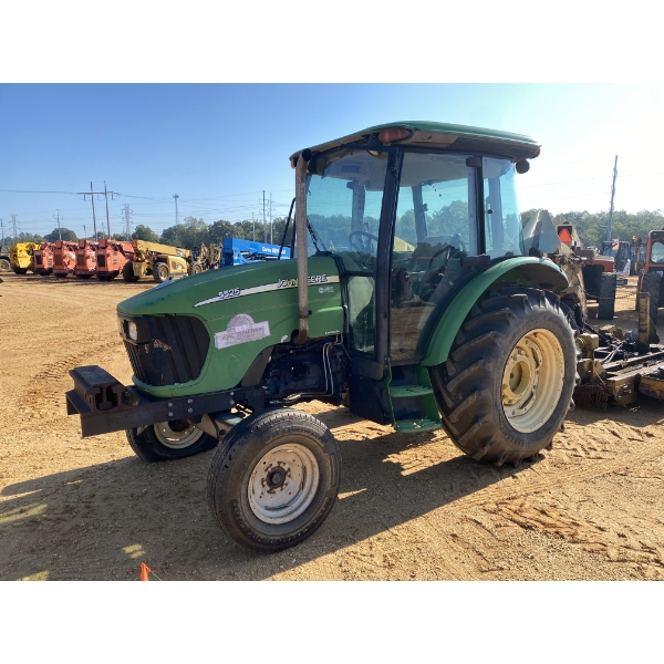 JOHN DEERE 5525 Farm Tractor