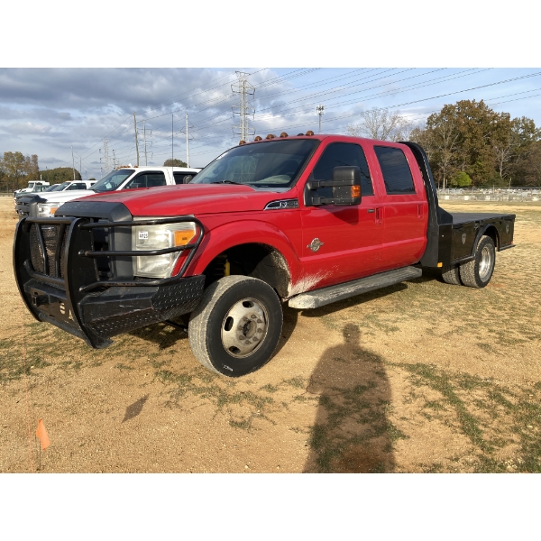 2011 FORD F350 LARIAT Flatbed Truck