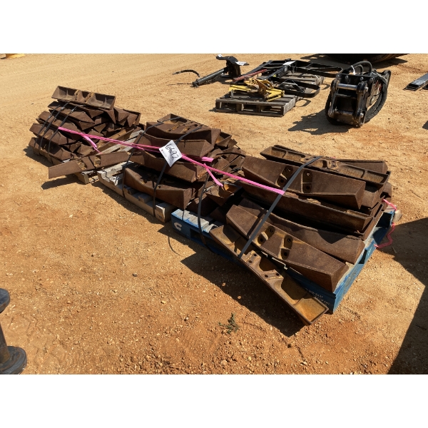 CAT D4 PYRAMID TRACK PADS