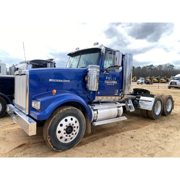 2015 WESTERN STAR 4900SF Day Cab Truck