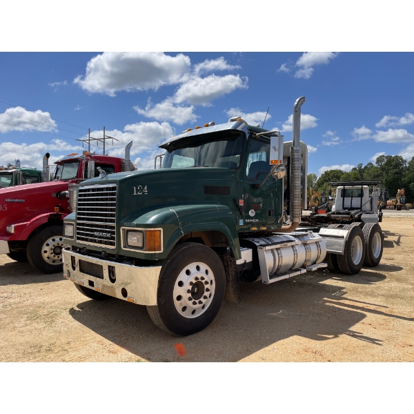2015 MACK CHU613 Day Cab Truck