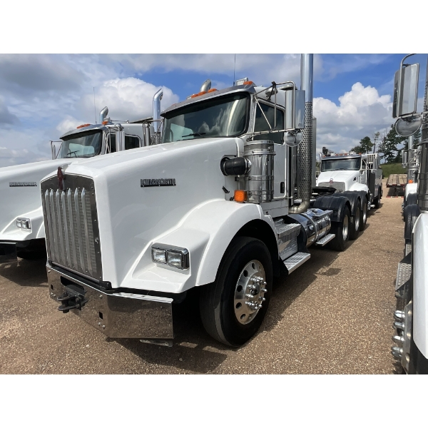 2016 KENWORTH T800 Day Cab Truck