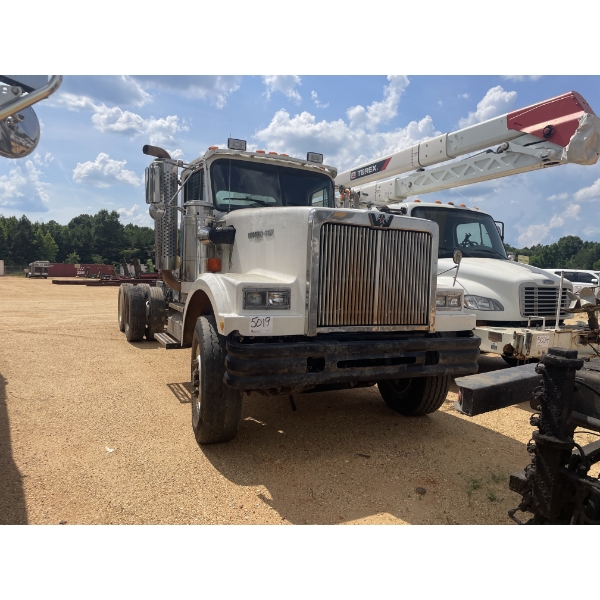 1998 WESTERN STAR 4964F Cab and Chassis Truck