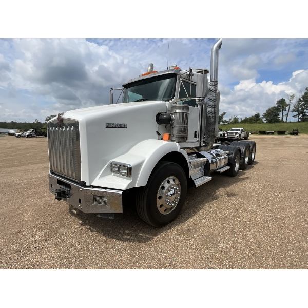 2016 KENWORTH T800 Day Cab Truck