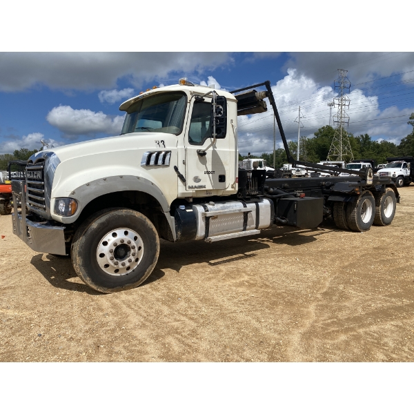 2016 MACK GU713 Roll Off Truck