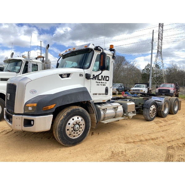 2013 CAT CT660L Day Cab Truck