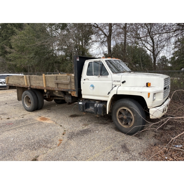 1994 FORD F700 Flatbed Truck