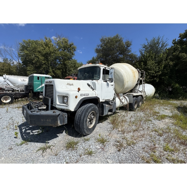 1995 MACK DM690S Concrete Mixer / Pump Truck