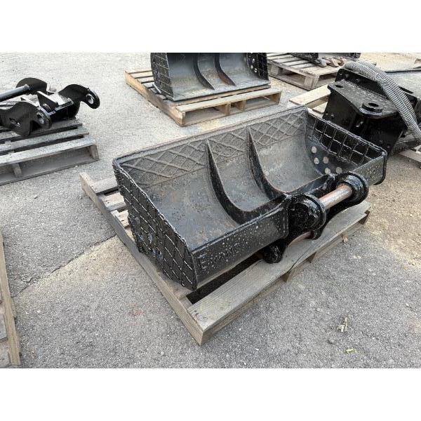 38" CAT CLEANOUT BUCKET