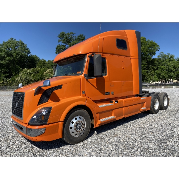 2016 VOVLO VNL64T Sleeper Truck