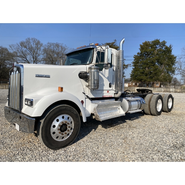 2018 KENWORTH W900 Day Cab Truck