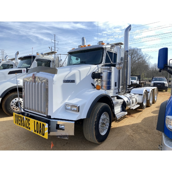 2016 KENWORTH T800 Day Cab Truck